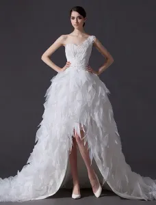 Vestido de novia de organza de color marfil de un solo hombro