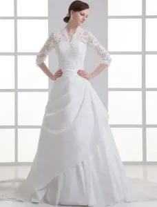 Elegante vestido de novia marfil con encajes y cuello en V