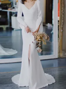 Vestido de novia blanco simple Satén Tejido con cuello en V Mangas largas Botones Vestidos de novia de sirena #429167