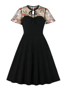 Vestido retro de los años 50 Patrón estampado floral negro Corte en capas Mangas cortas Vestido con cuello de joya #493492